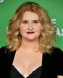 JILLIAN BELL